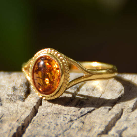 Classic vintage-style ring in cognac-colored natural amber and 18k gold-plated silver, MJ Baltica, BZP002