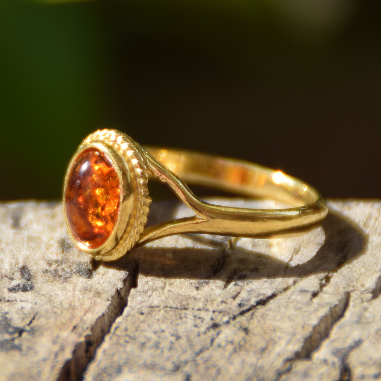 Classic vintage-style ring in cognac-colored natural amber and 18k gold-plated silver, MJ Baltica, BZP002