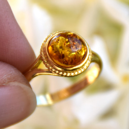 Classic vintage style ring in natural cognac-colored Amber and 18k Gold plated Silver, MJ Baltica, BZP007