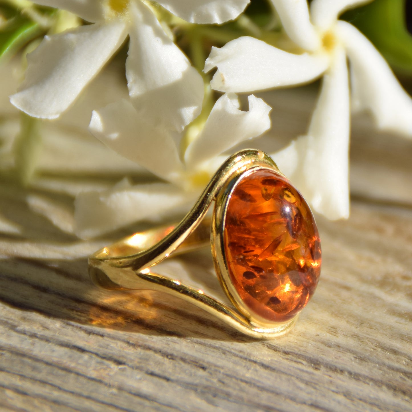 Elegante anello in stile essenziale creato con Ambra naturale color cognac e Argento placcato in Oro 18k, MJ Baltica, BZP012