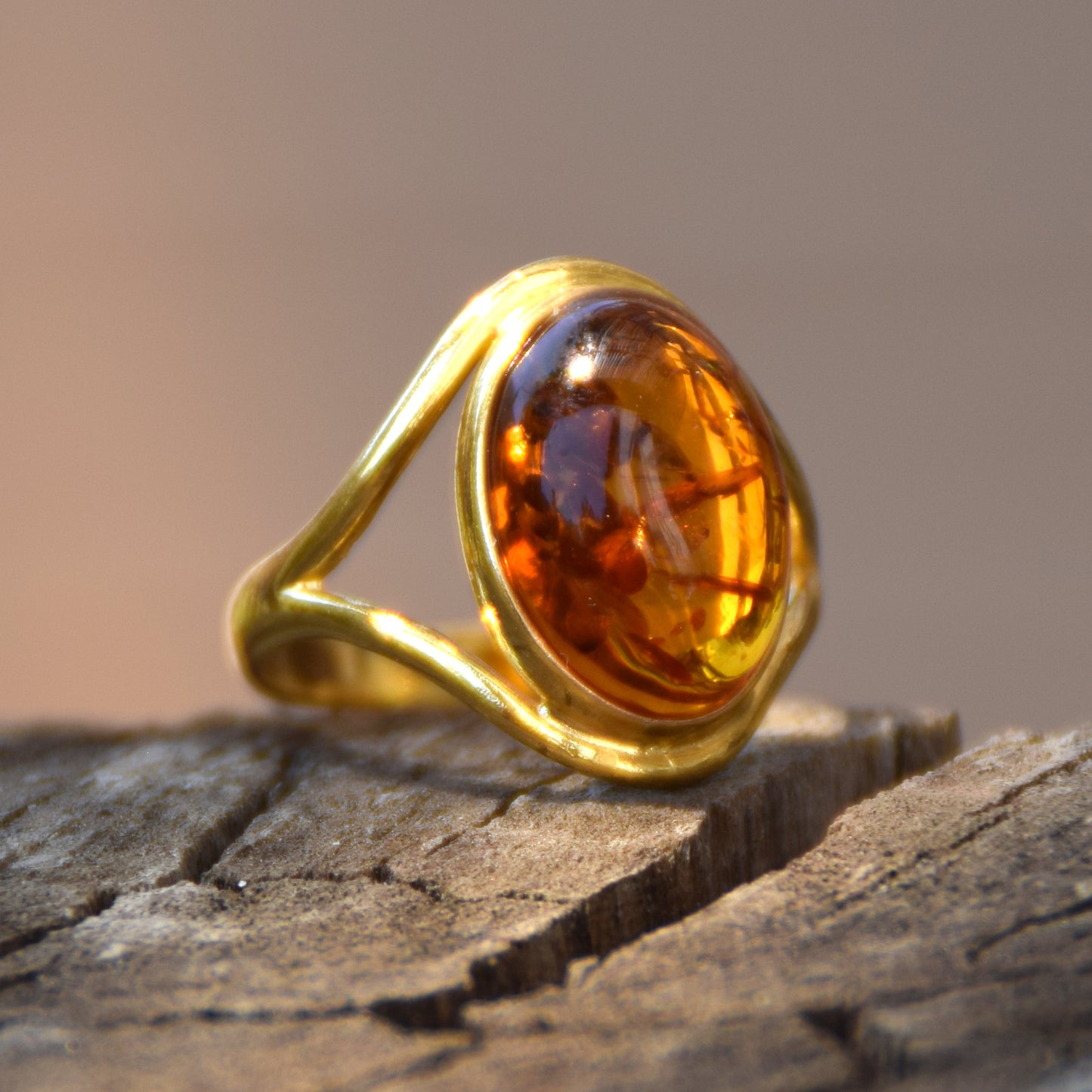 Elegante anello in stile essenziale creato con Ambra naturale color cognac e Argento placcato in Oro 18k, MJ Baltica, BZP012