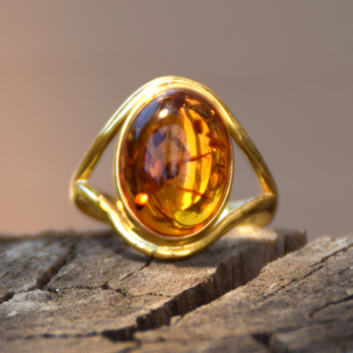 Elegante anello in stile essenziale creato con Ambra naturale color cognac e Argento placcato in Oro 18k, MJ Baltica, BZP012