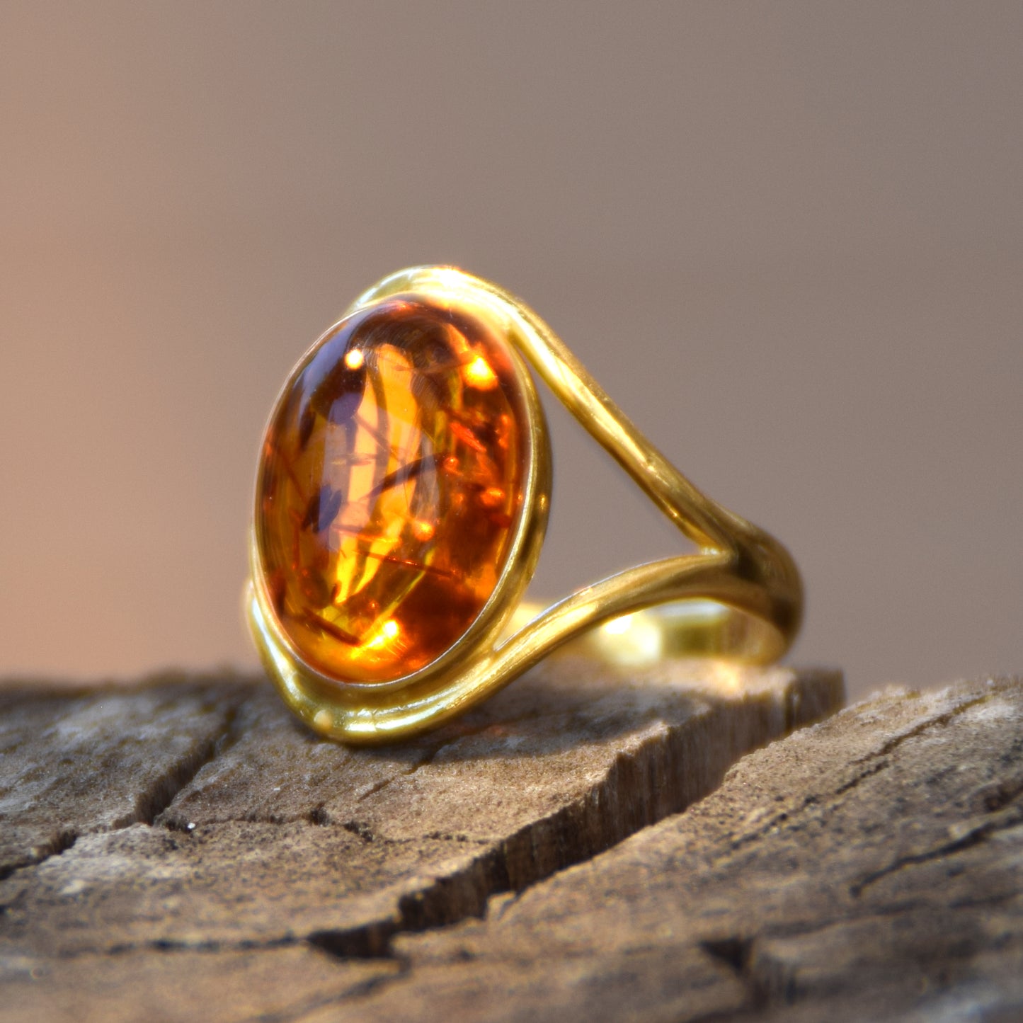 Elegante anello in stile essenziale creato con Ambra naturale color cognac e Argento placcato in Oro 18k, MJ Baltica, BZP012