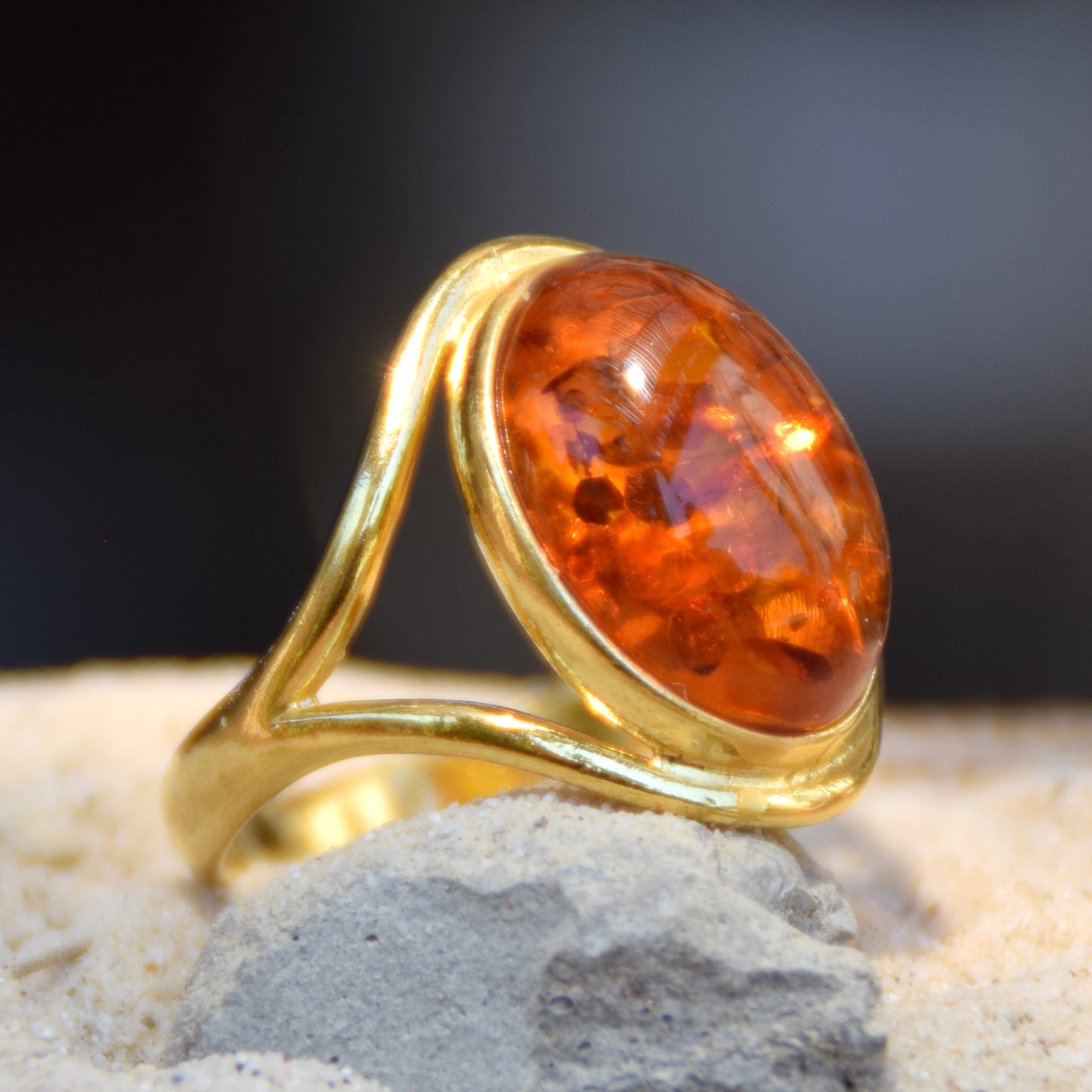 Elegante anello in stile essenziale creato con Ambra naturale color cognac e Argento placcato in Oro 18k, MJ Baltica, BZP012