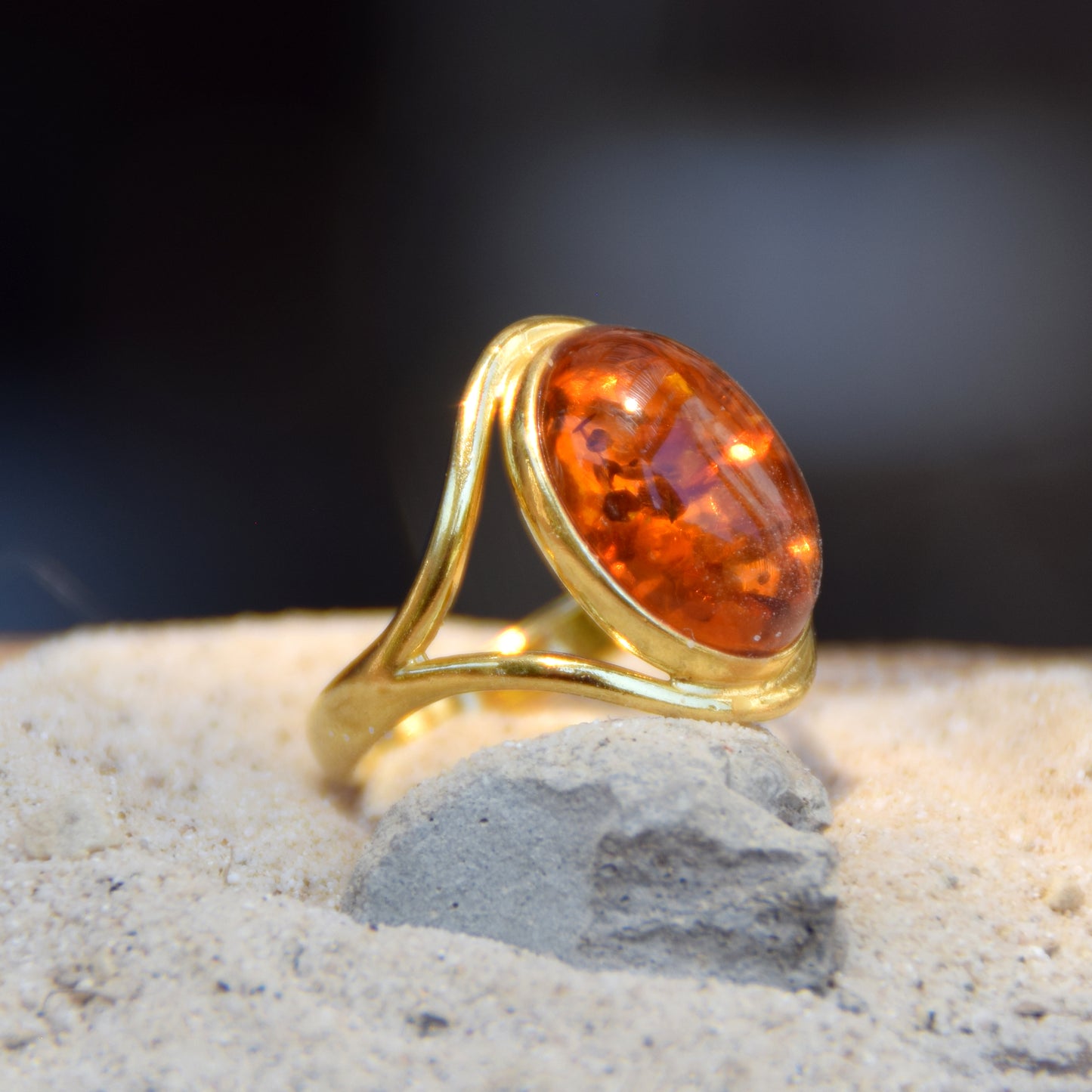 Elegante anello in stile essenziale creato con Ambra naturale color cognac e Argento placcato in Oro 18k, MJ Baltica, BZP012