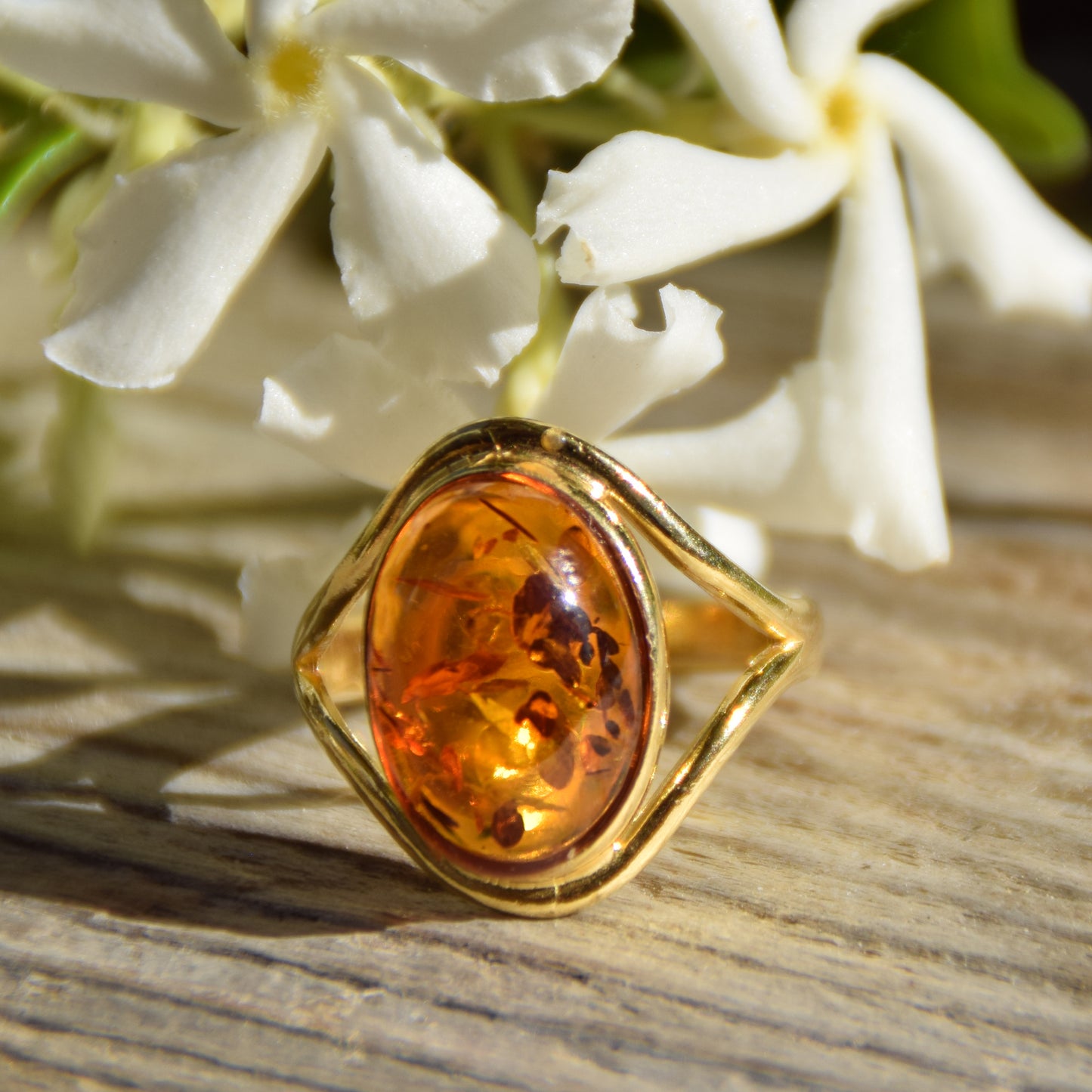 Elegante anello in stile essenziale creato con Ambra naturale color cognac e Argento placcato in Oro 18k, MJ Baltica, BZP012