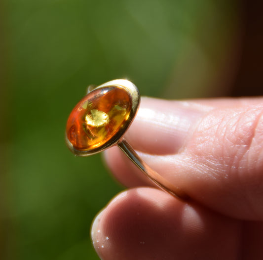 Luminous ring in an essential style with natural cognac-colored Amber and 18k Gold plated Sterling Silver, MJ Baltica, BZP013