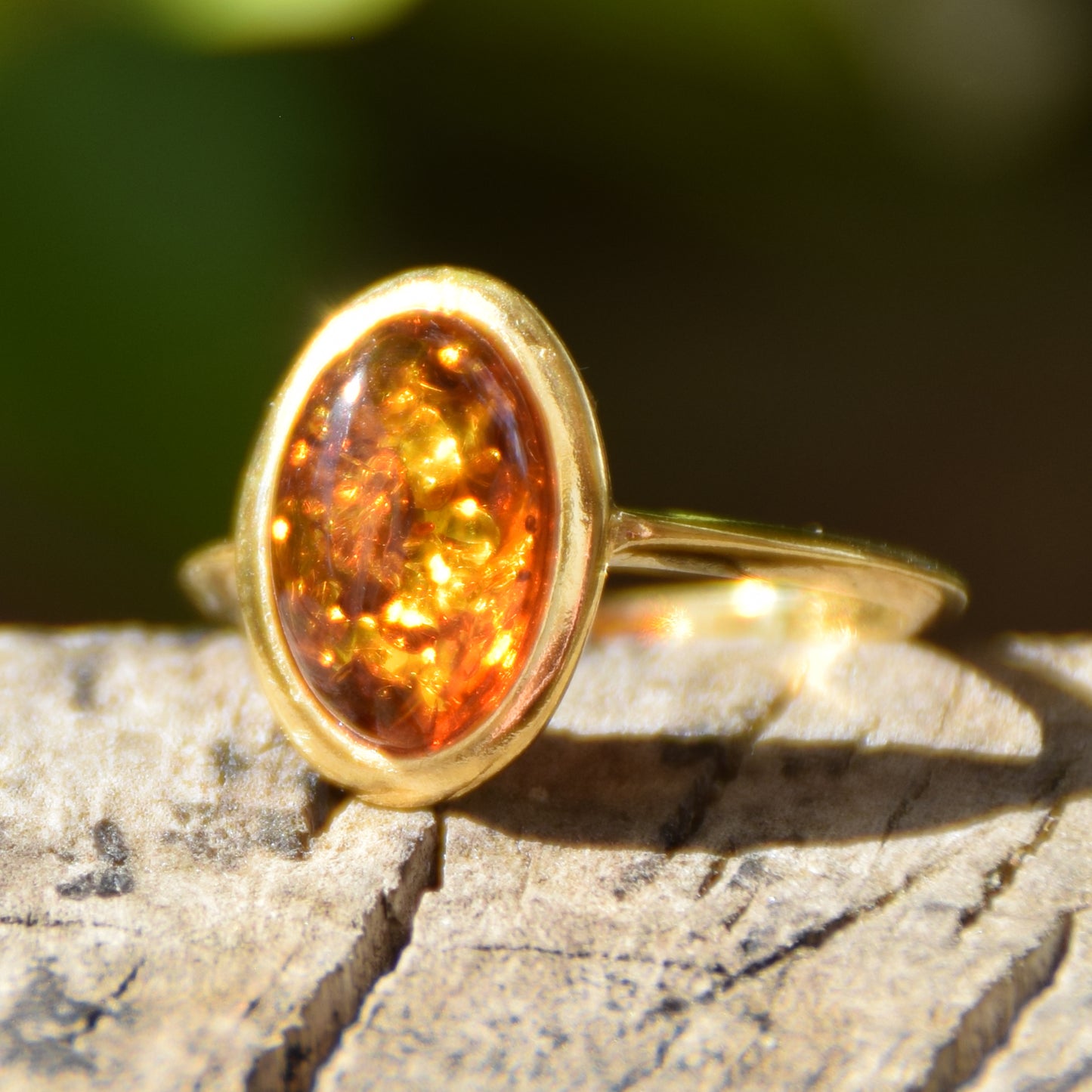 Luminous ring in an essential style with natural cognac-colored Amber and 18k Gold plated Sterling Silver, MJ Baltica, BZP013