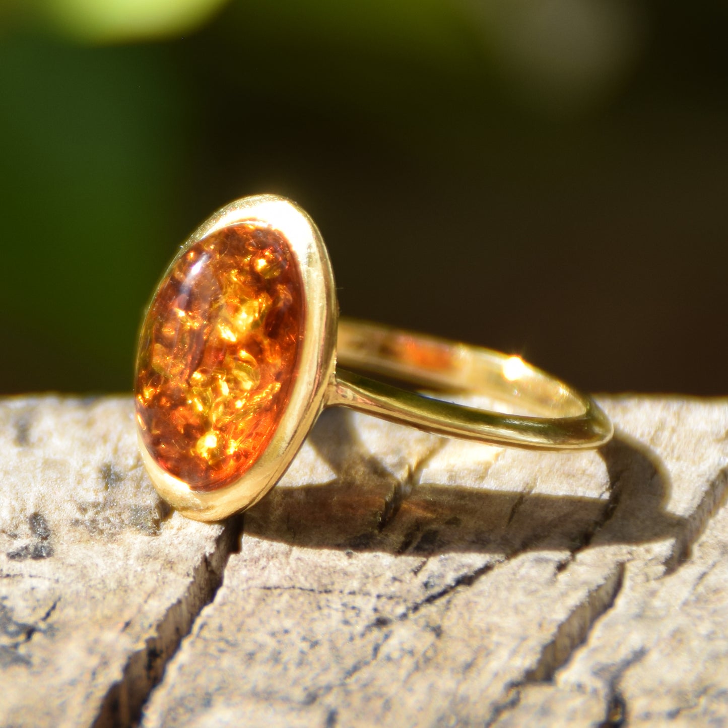 Luminous ring in an essential style with natural cognac-colored Amber and 18k Gold plated Sterling Silver, MJ Baltica, BZP013