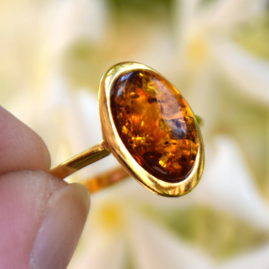Luminous ring in an essential style with natural cognac-colored Amber and 18k Gold plated Sterling Silver, MJ Baltica, BZP013
