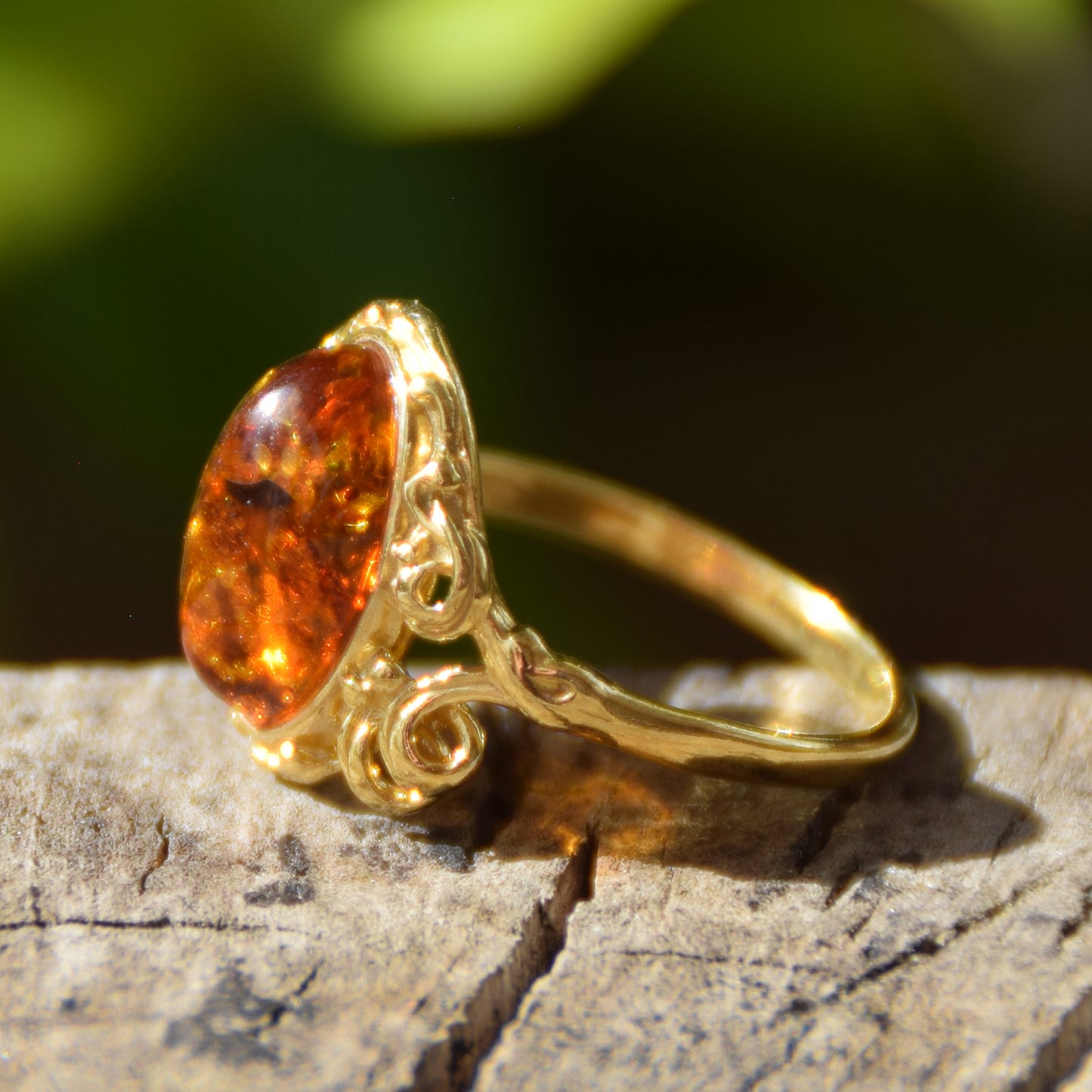 Elegant vintage style ring in natural Baltic Amber, 925 Silver, 18k Gold plated, vintage, classic, oval, BZP014