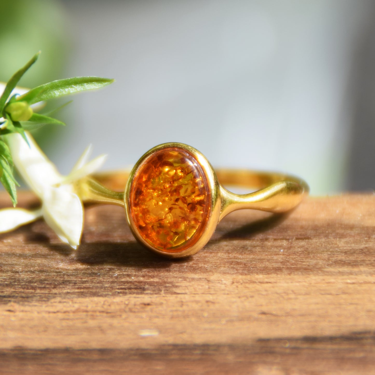 Bandring mit natürlichem Cognac-Bernstein und 18 Karat vergoldetem Silber, MJ Baltica, BZP020