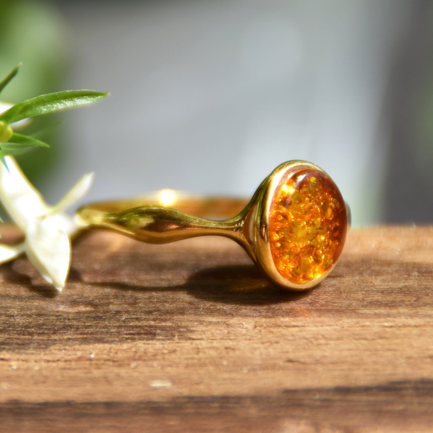 Bandring mit natürlichem Cognac-Bernstein und 18 Karat vergoldetem Silber, MJ Baltica, BZP020