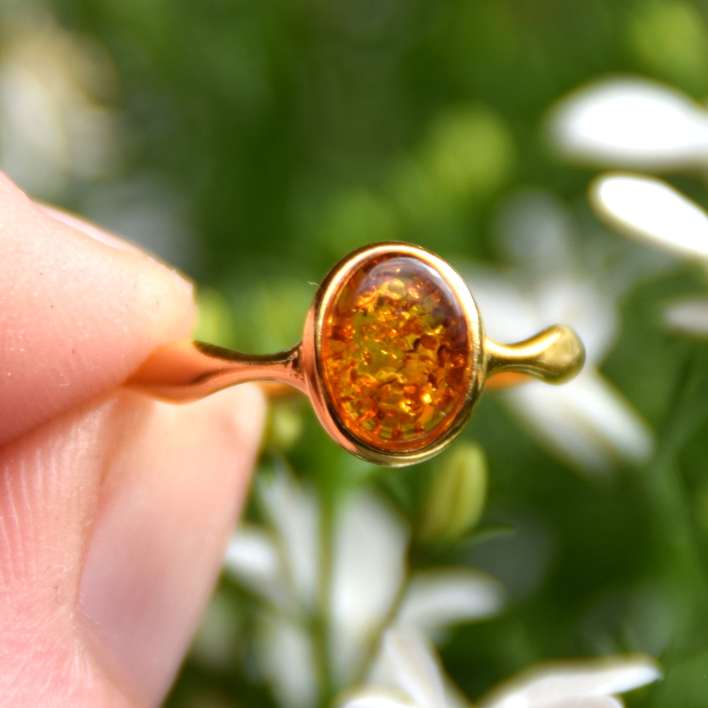 Bandring mit natürlichem Cognac-Bernstein und 18 Karat vergoldetem Silber, MJ Baltica, BZP020