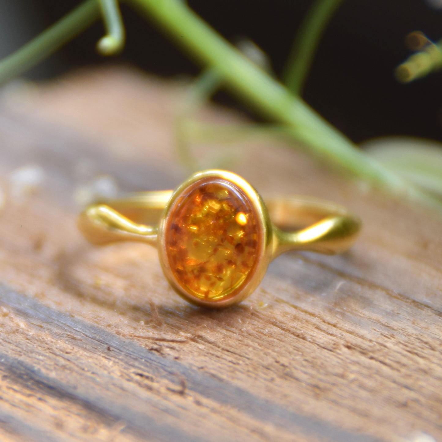 Bandring mit natürlichem Cognac-Bernstein und 18 Karat vergoldetem Silber, MJ Baltica, BZP020