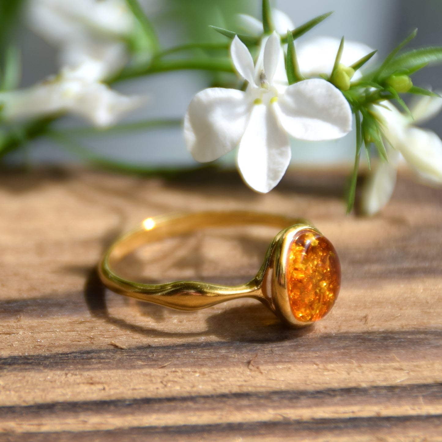 Bandring mit natürlichem Cognac-Bernstein und 18 Karat vergoldetem Silber, MJ Baltica, BZP020