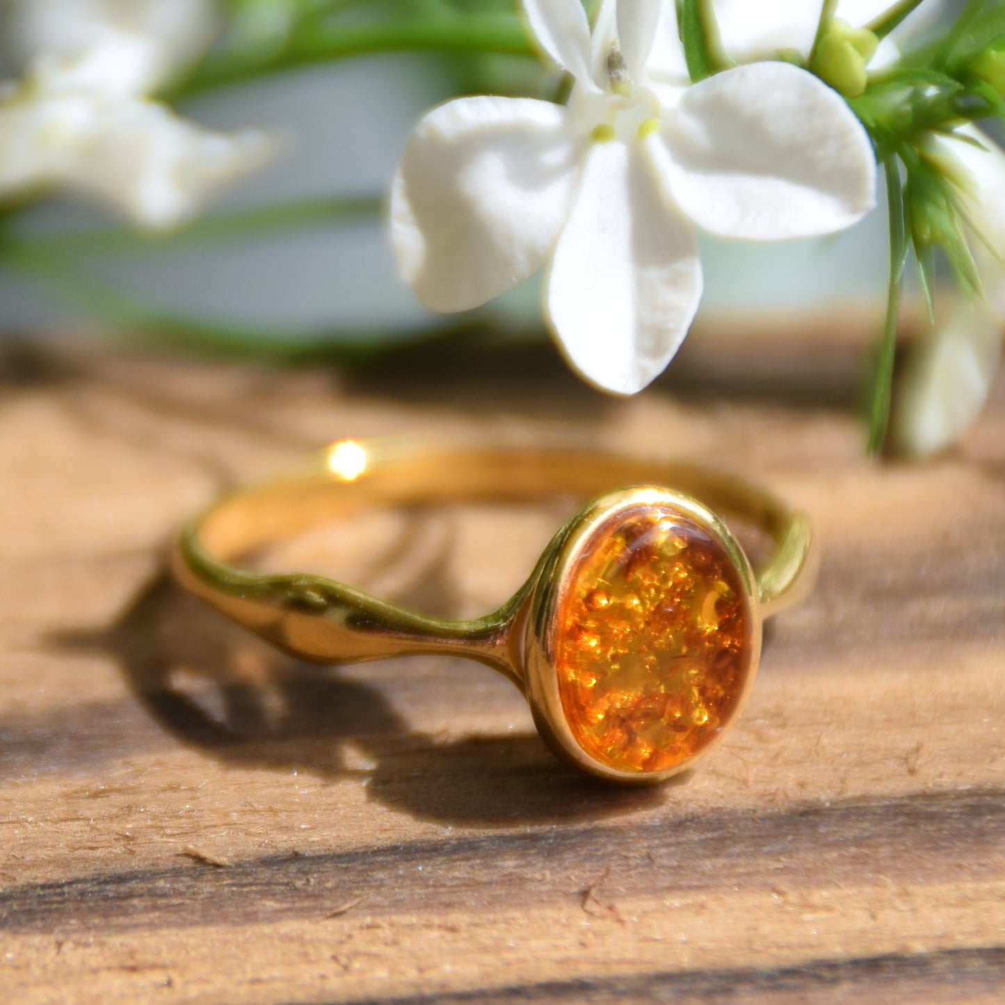 Bandring mit natürlichem Cognac-Bernstein und 18 Karat vergoldetem Silber, MJ Baltica, BZP020
