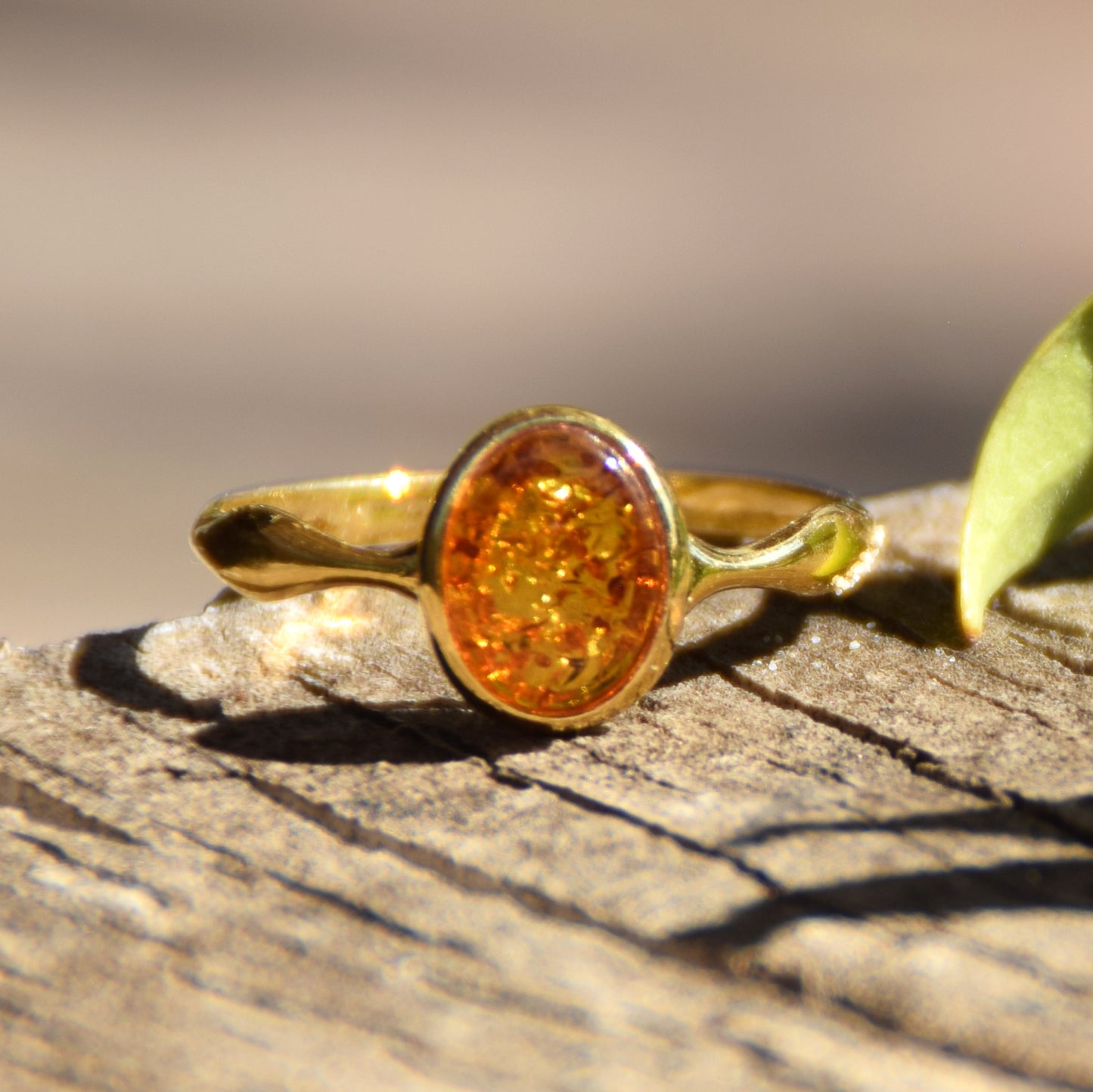 Bandring mit natürlichem Cognac-Bernstein und 18 Karat vergoldetem Silber, MJ Baltica, BZP020