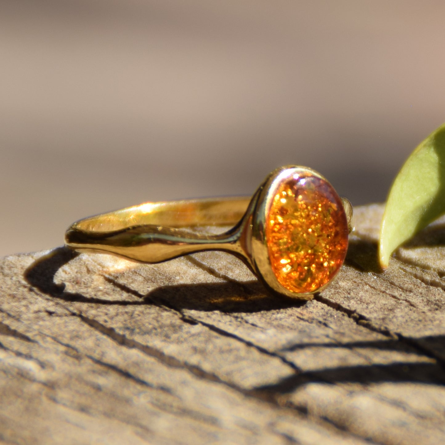 Bandring mit natürlichem Cognac-Bernstein und 18 Karat vergoldetem Silber, MJ Baltica, BZP020