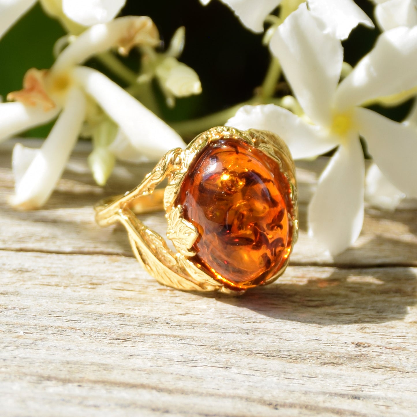 Vintage-style oval ring with floral decoration crafted from cognac-colored Natural Amber and 14k Gold-plated Silver, MJ Baltica, BZP025