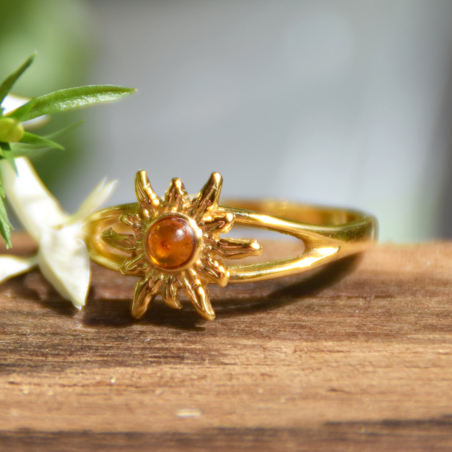 Luminoso anello con sole creato con Ambra cognac naturale e Argento 925 placcato in Oro 18 carati, MJ Baltica,  BZP028
