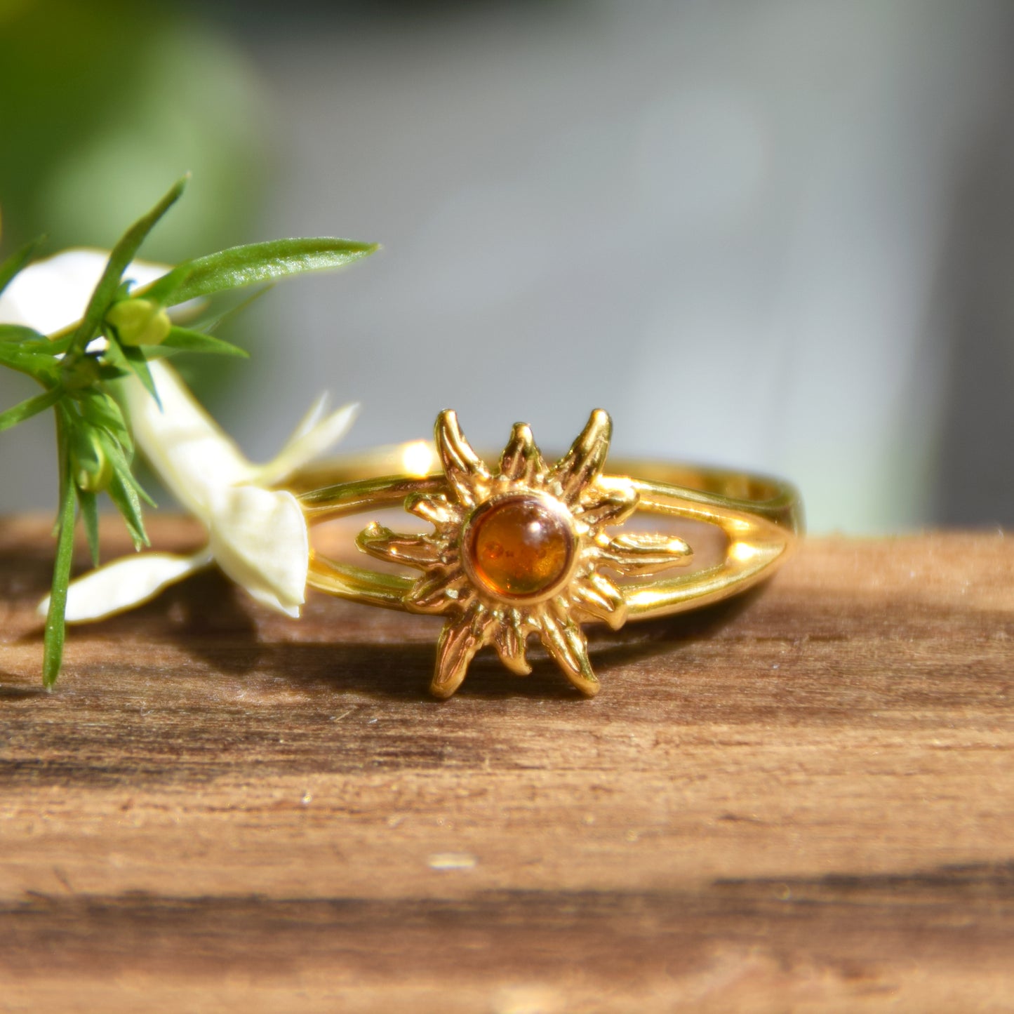 Luminoso anello con sole creato con Ambra cognac naturale e Argento 925 placcato in Oro 18 carati, MJ Baltica,  BZP028