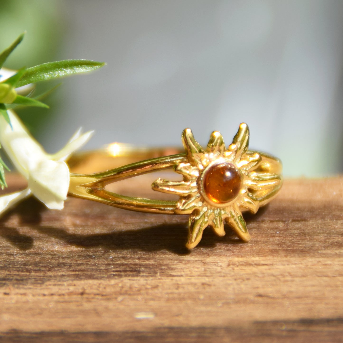 Luminoso anello con sole creato con Ambra cognac naturale e Argento 925 placcato in Oro 18 carati, MJ Baltica,  BZP028