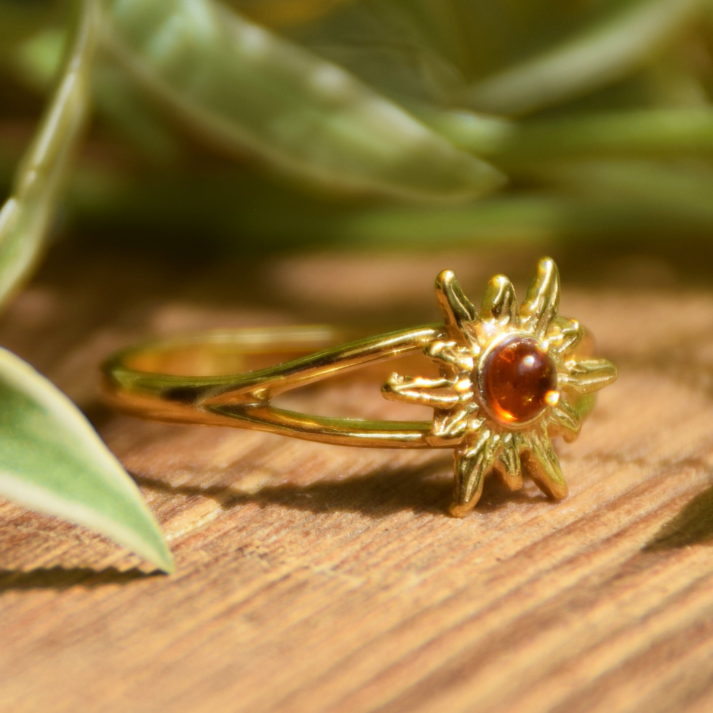 Luminoso anello con sole creato con Ambra cognac naturale e Argento 925 placcato in Oro 18 carati, MJ Baltica,  BZP028