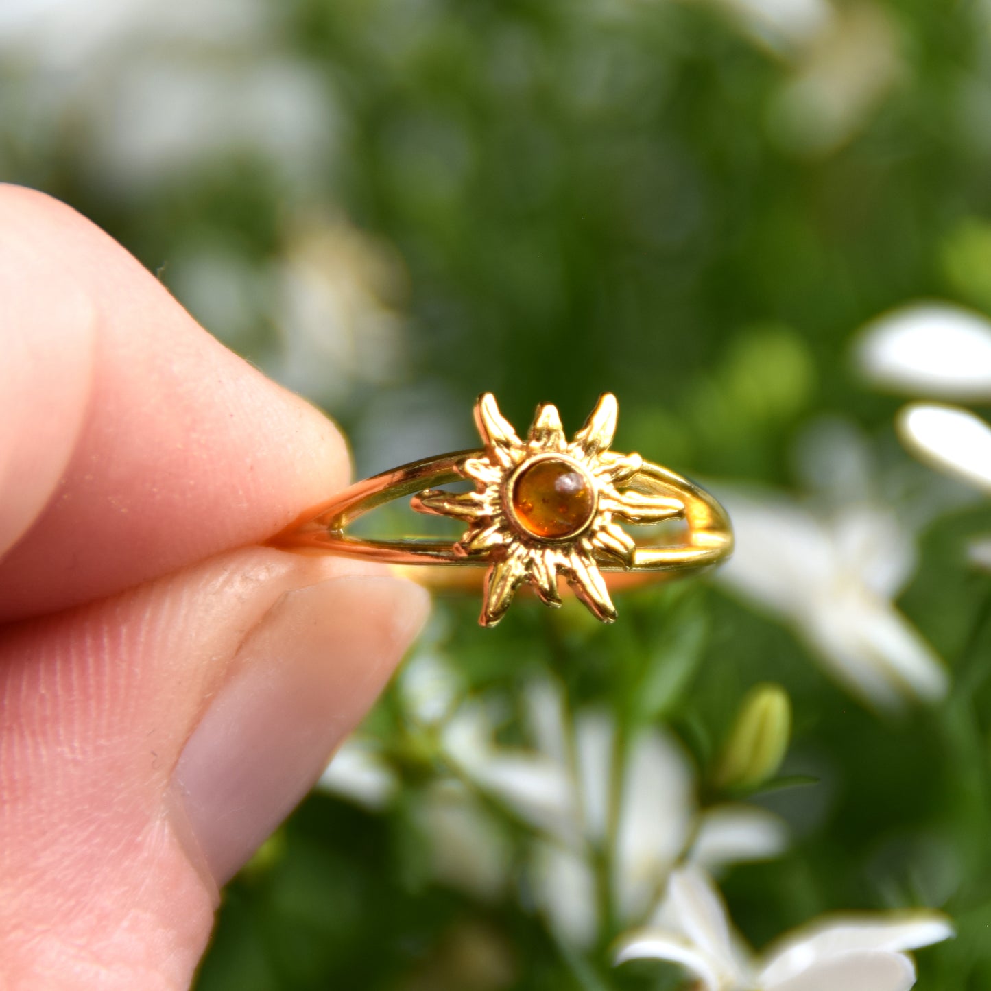 Luminoso anello con sole creato con Ambra cognac naturale e Argento 925 placcato in Oro 18 carati, MJ Baltica,  BZP028
