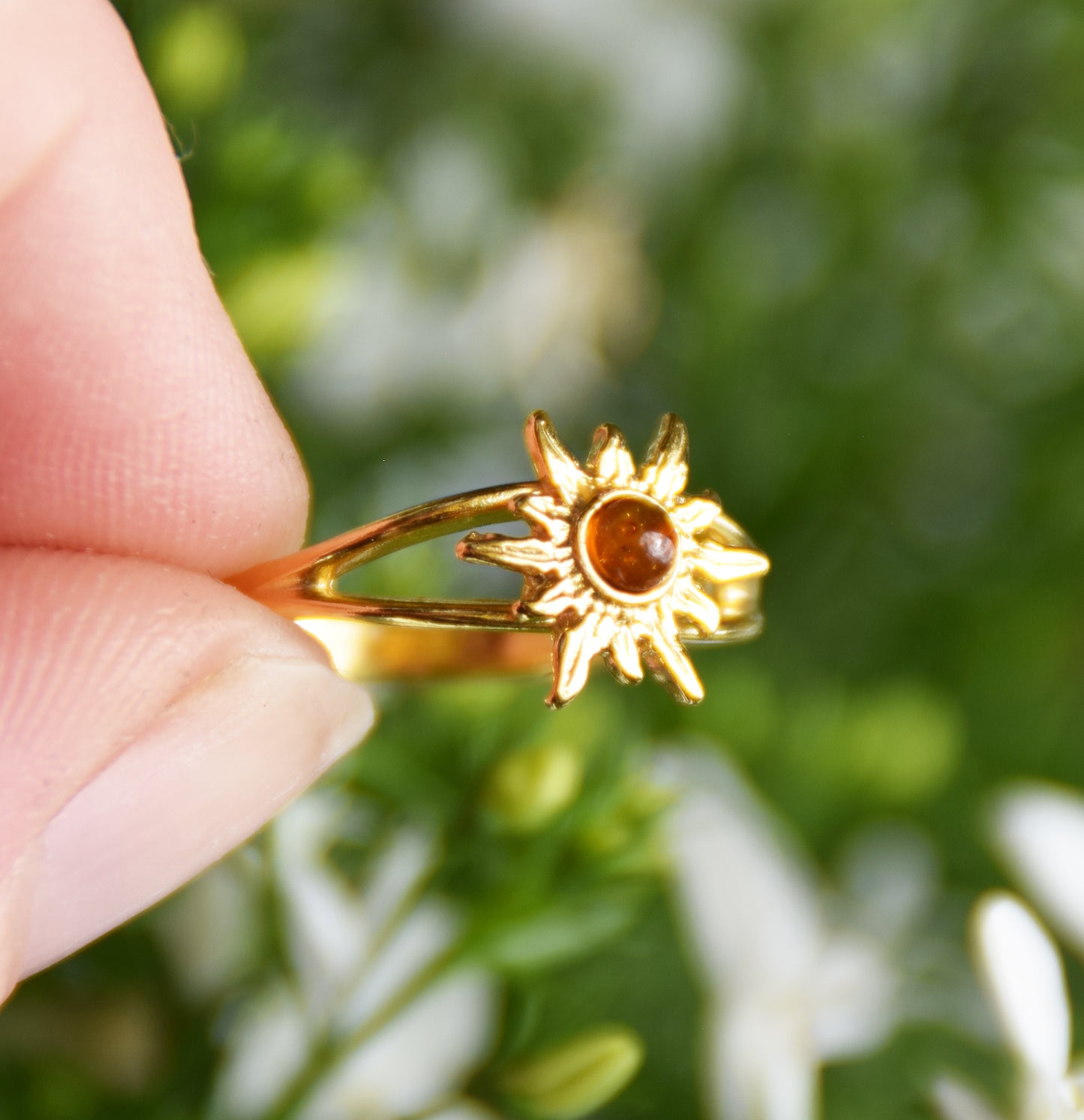 Luminoso anello con sole creato con Ambra cognac naturale e Argento 925 placcato in Oro 18 carati, MJ Baltica,  BZP028