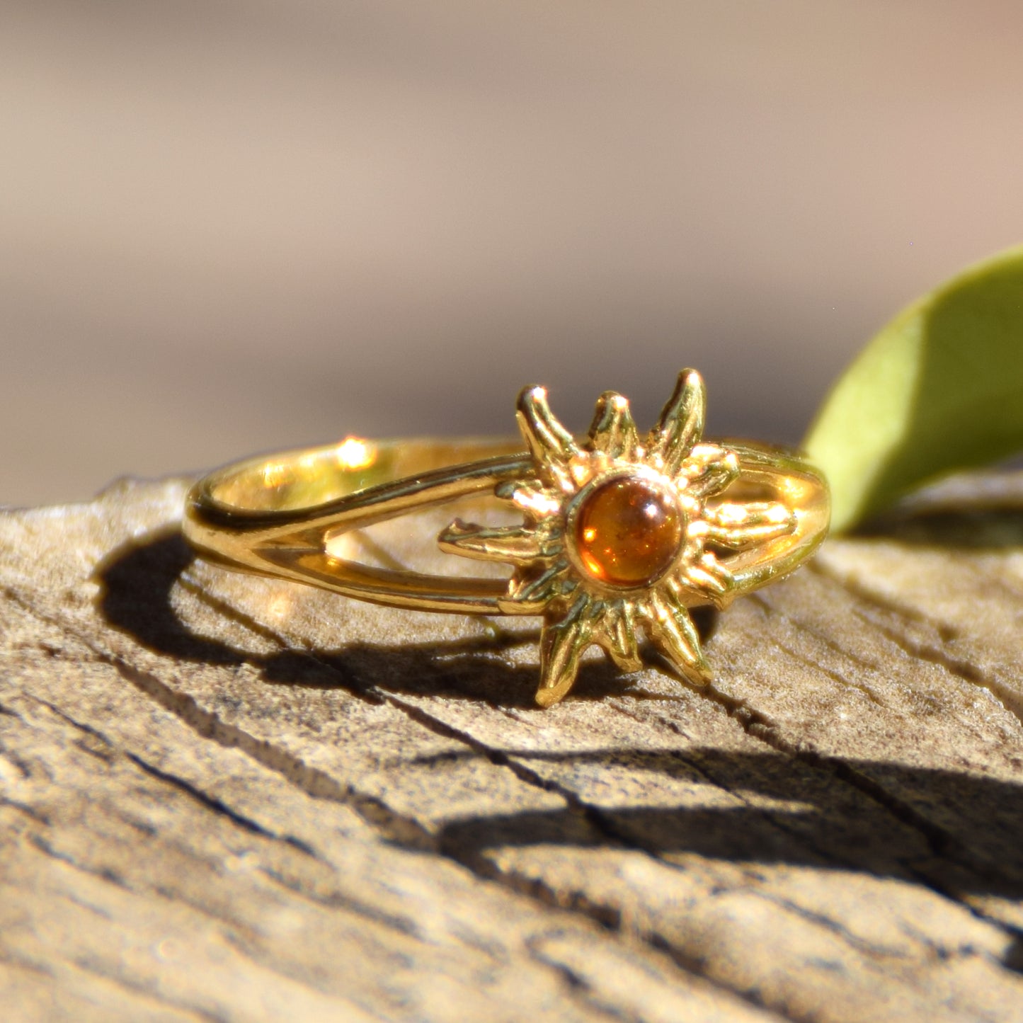 Luminoso anello con sole creato con Ambra cognac naturale e Argento 925 placcato in Oro 18 carati, MJ Baltica,  BZP028