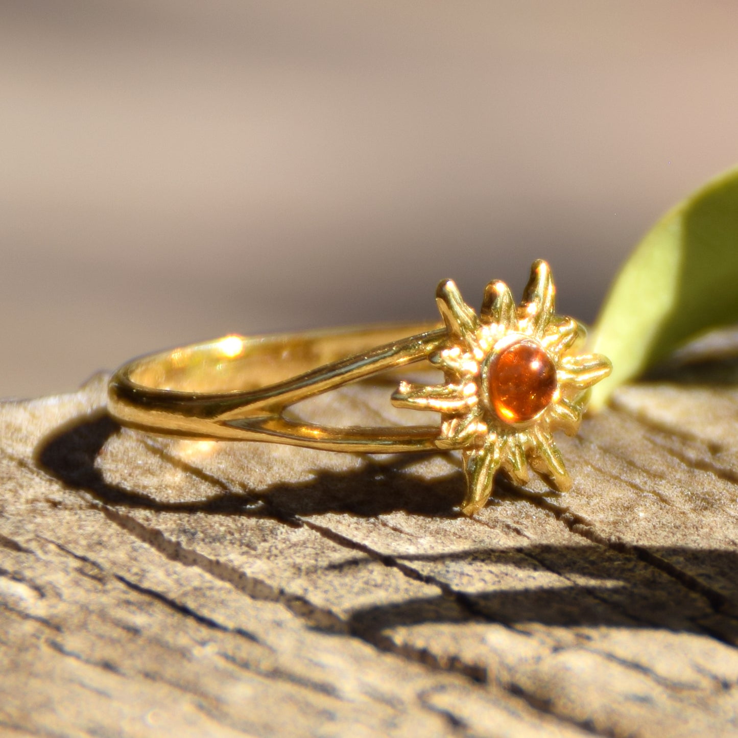 Luminoso anello con sole creato con Ambra cognac naturale e Argento 925 placcato in Oro 18 carati, MJ Baltica,  BZP028