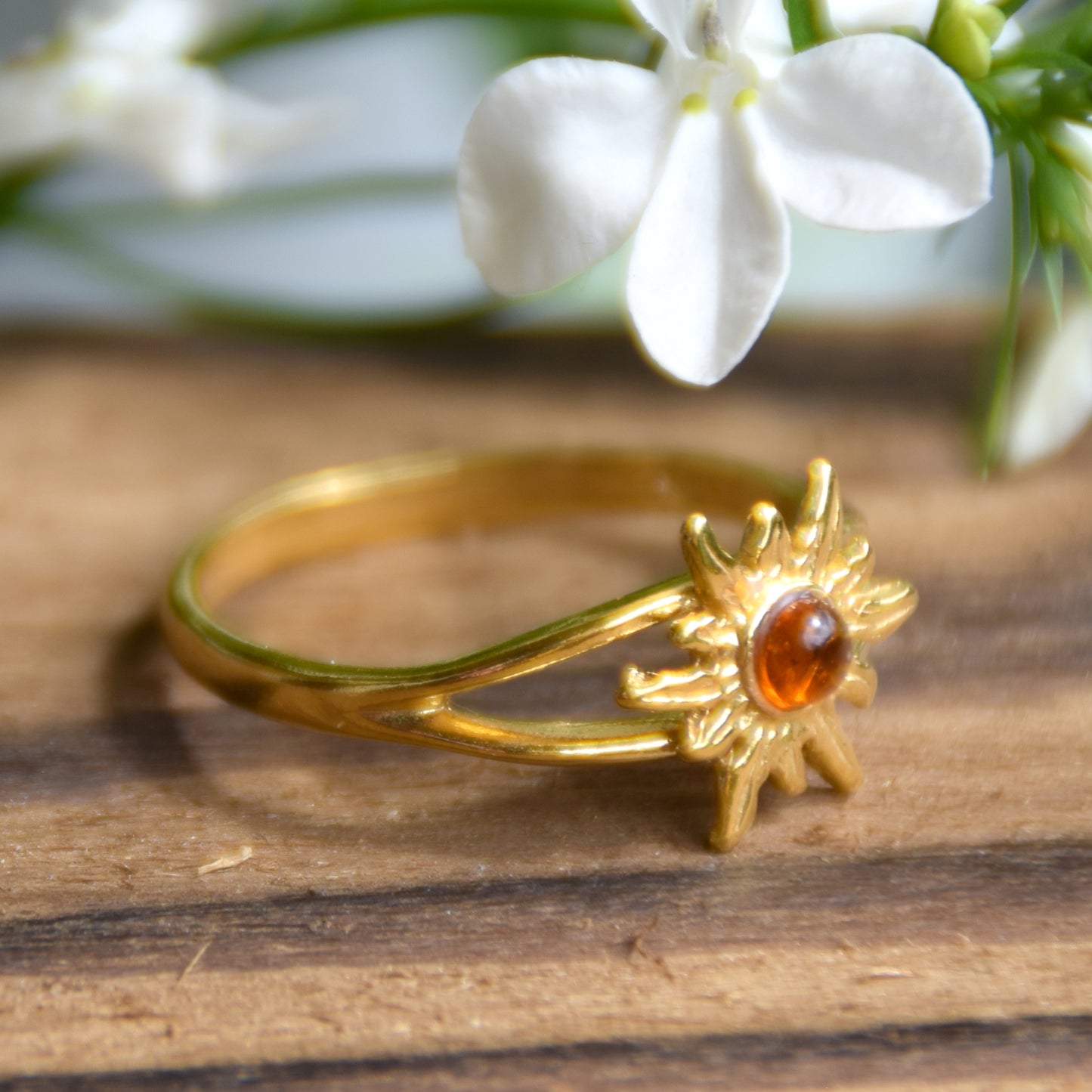 Luminoso anello con sole creato con Ambra cognac naturale e Argento 925 placcato in Oro 18 carati, MJ Baltica,  BZP028