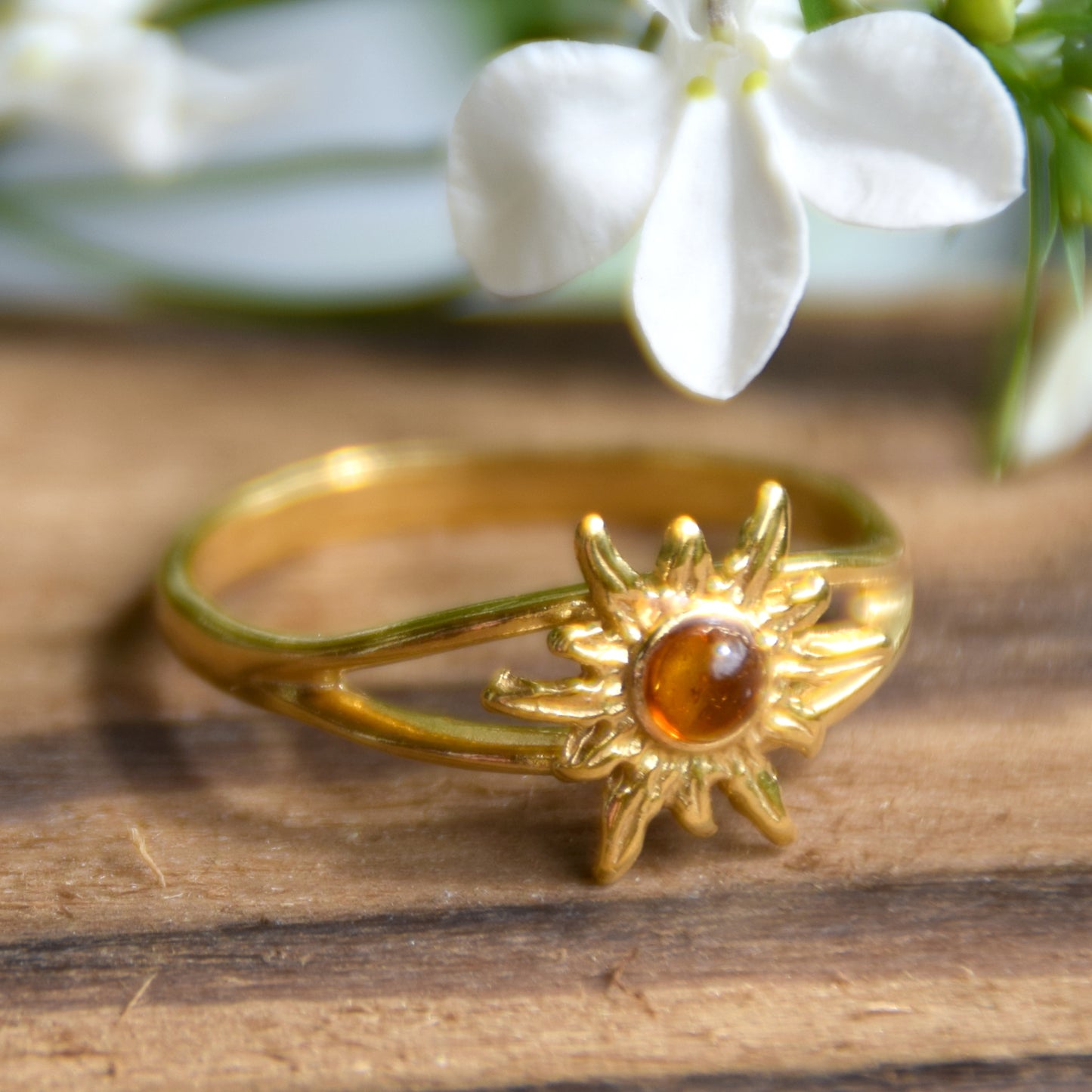 Luminoso anello con sole creato con Ambra cognac naturale e Argento 925 placcato in Oro 18 carati, MJ Baltica,  BZP028