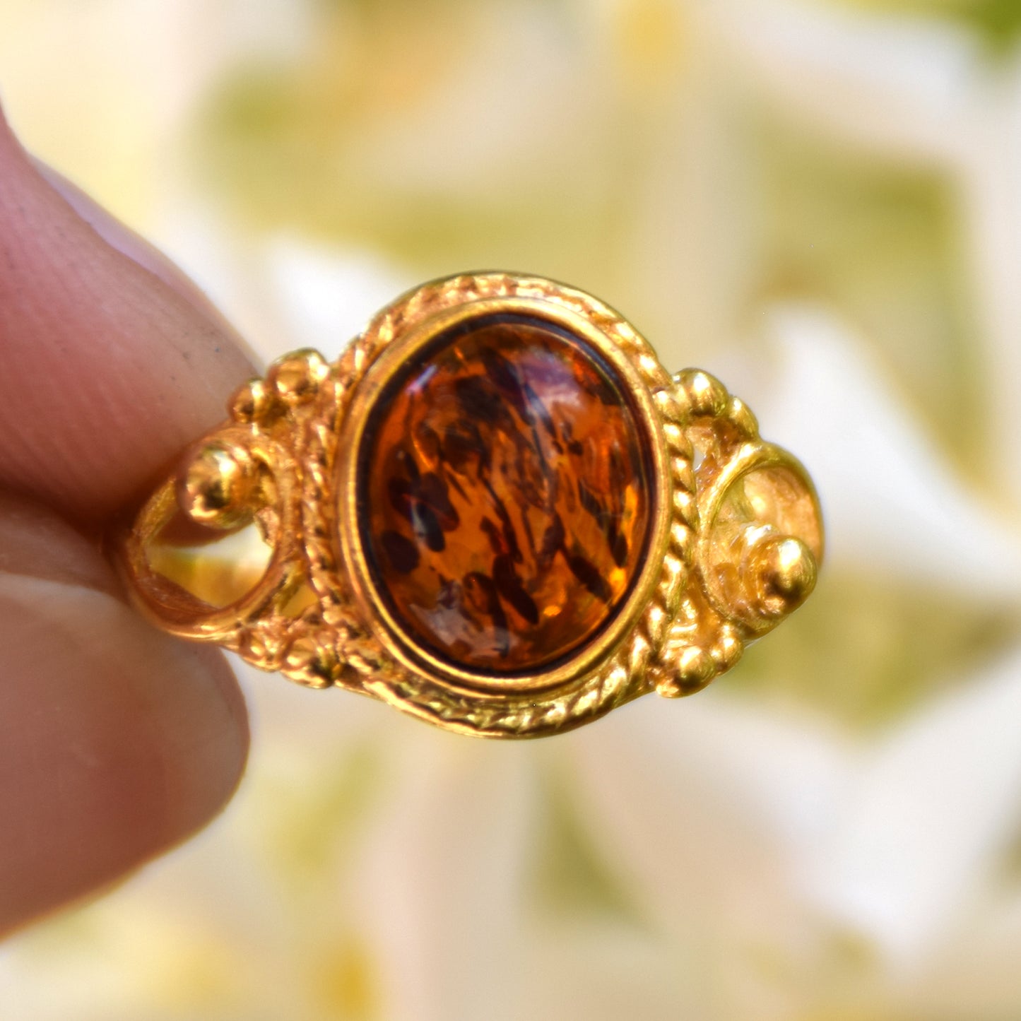 Anello a fascia in stile vintage creato con Ambra naturale color cognac e Argento placcato in Oro 18k, MJ Baltica, BZP029