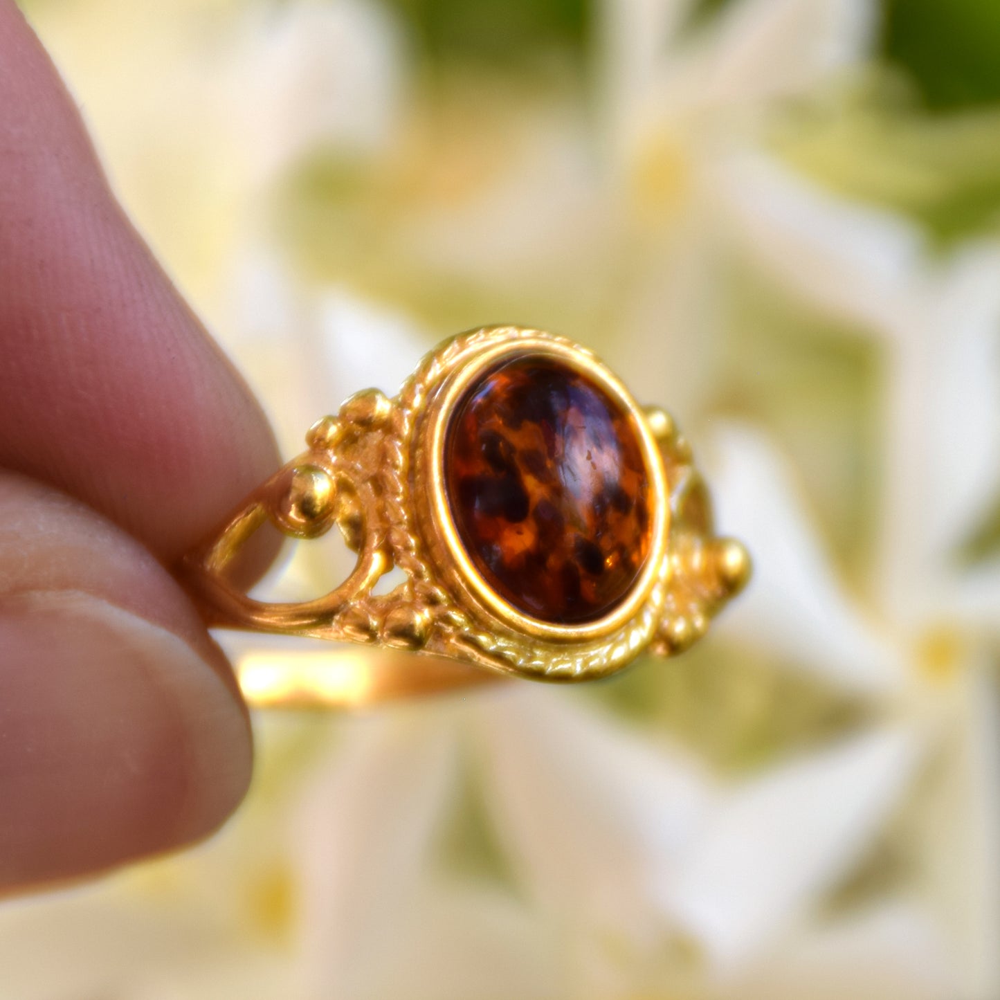 Anello a fascia in stile vintage creato con Ambra naturale color cognac e Argento placcato in Oro 18k, MJ Baltica, BZP029
