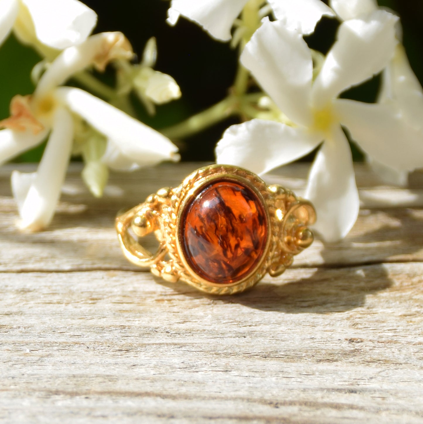 Anello a fascia in stile vintage creato con Ambra naturale color cognac e Argento placcato in Oro 18k, MJ Baltica, BZP029