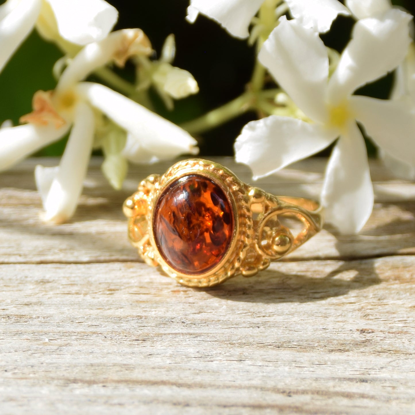 Anello a fascia in stile vintage creato con Ambra naturale color cognac e Argento placcato in Oro 18k, MJ Baltica, BZP029