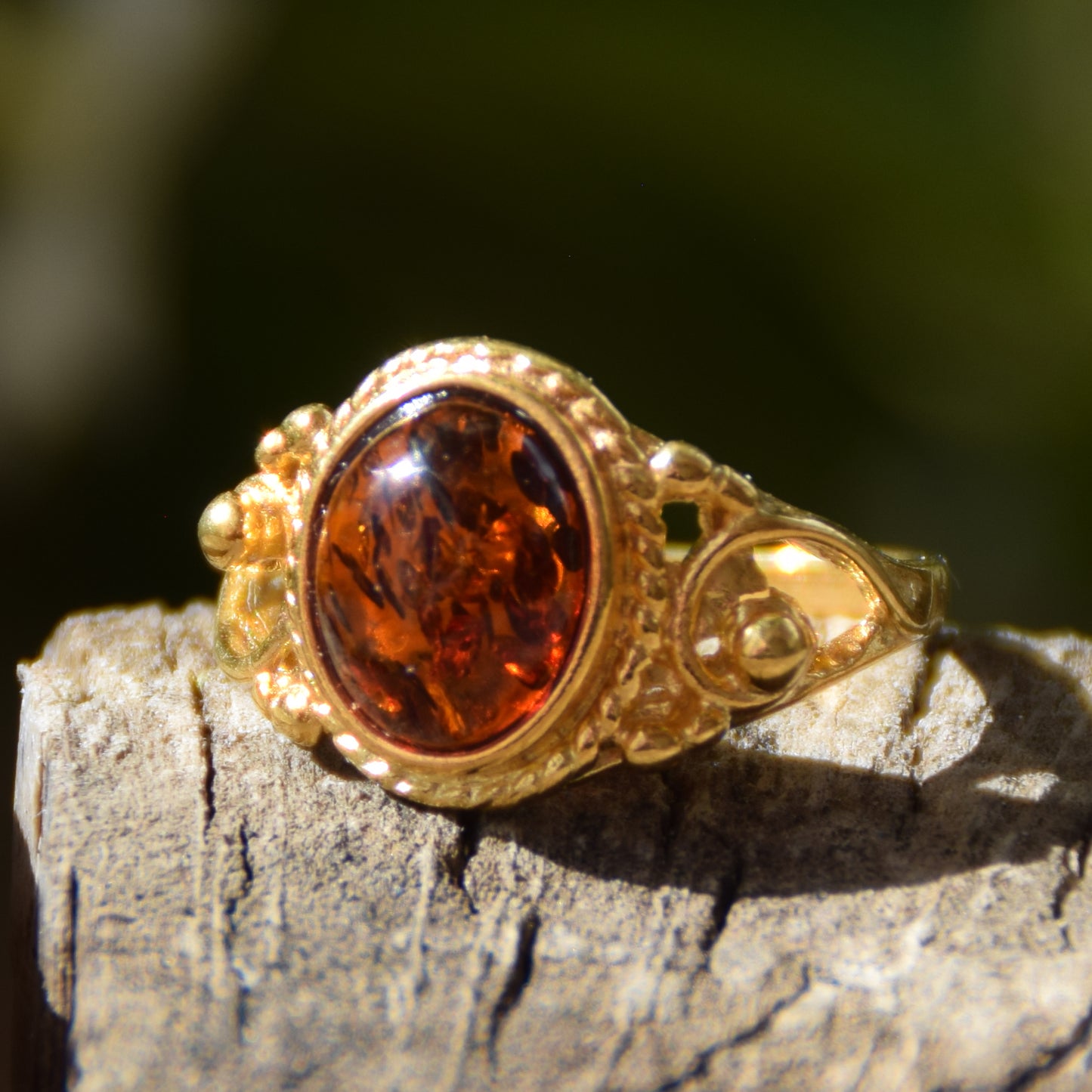Anello a fascia in stile vintage creato con Ambra naturale color cognac e Argento placcato in Oro 18k, MJ Baltica, BZP029