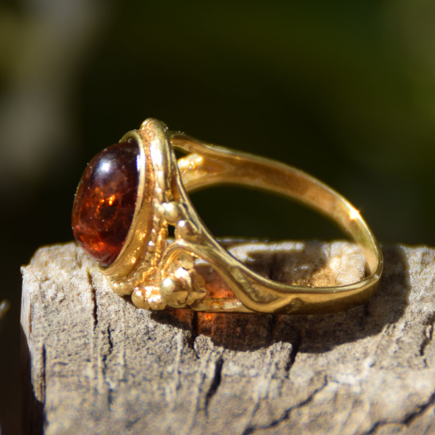 Anello a fascia in stile vintage creato con Ambra naturale color cognac e Argento placcato in Oro 18k, MJ Baltica, BZP029