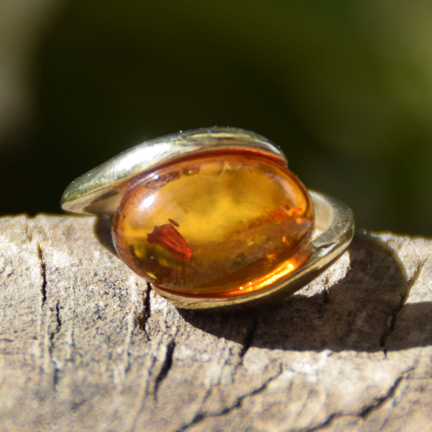Anello a fascia in stile essenziale creato con Ambra naturale color cognac e Argento placcato in Oro 18k, MJ Baltica, BZP033