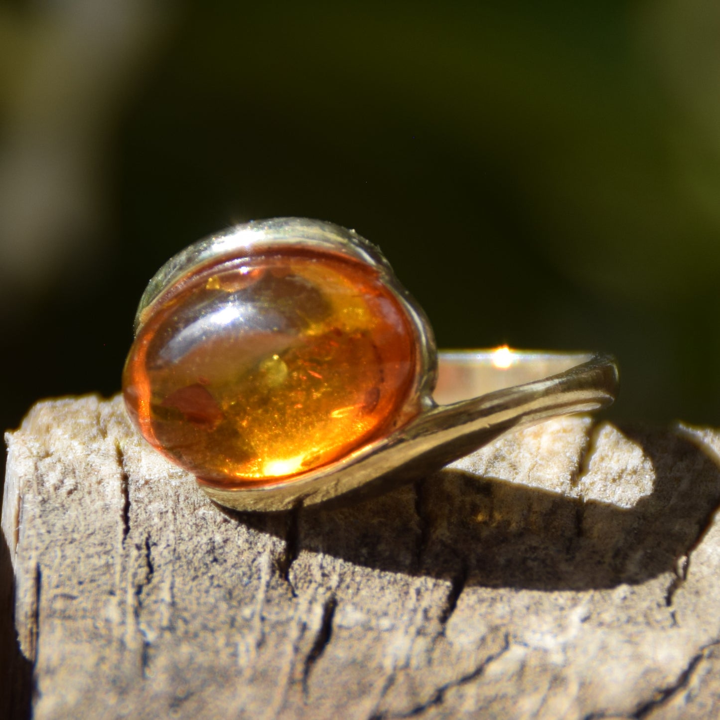 Anello a fascia in stile essenziale creato con Ambra naturale color cognac e Argento placcato in Oro 18k, MJ Baltica, BZP033