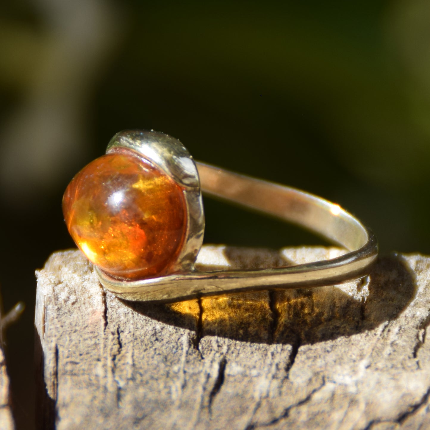 Anello a fascia in stile essenziale creato con Ambra naturale color cognac e Argento placcato in Oro 18k, MJ Baltica, BZP033