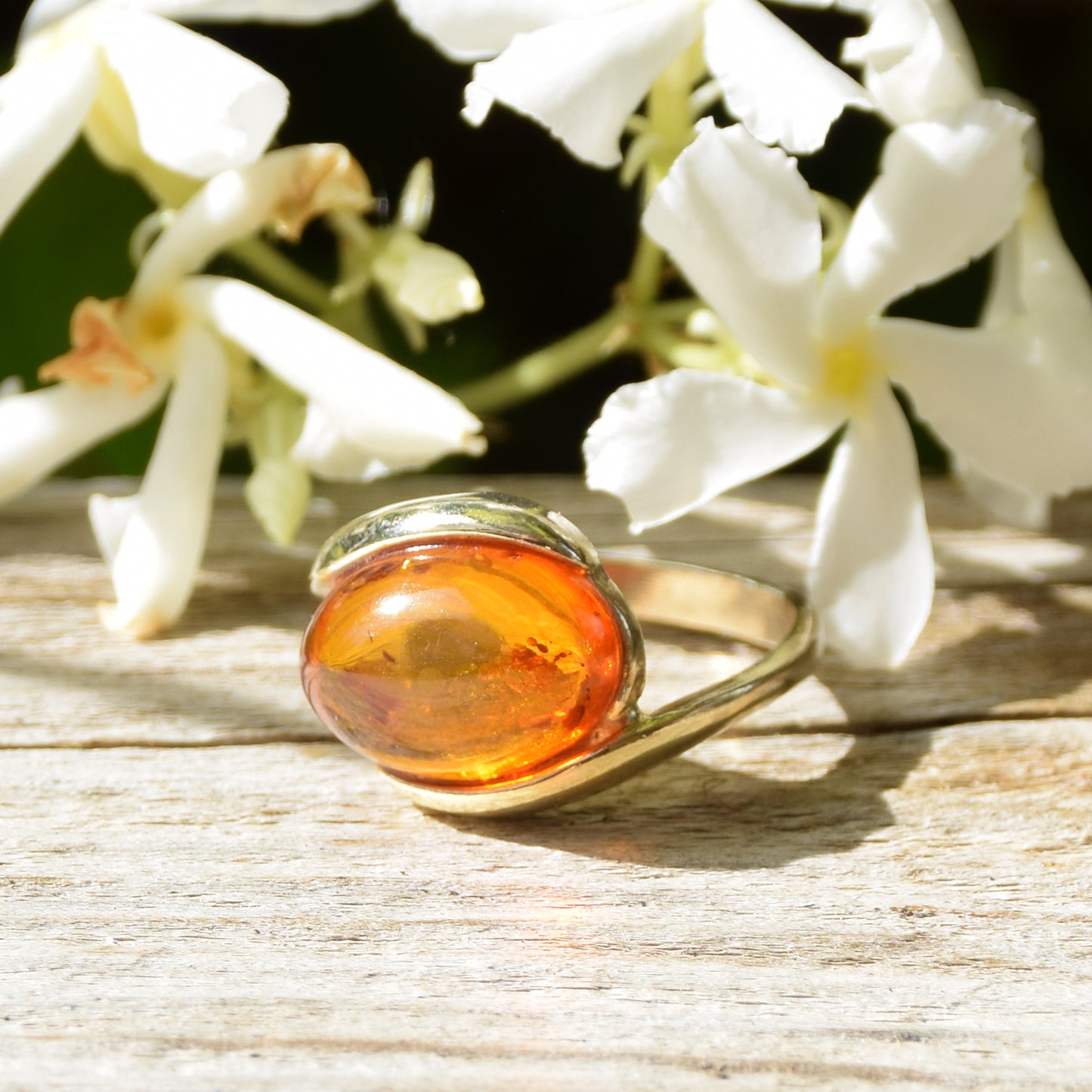 Anello a fascia in stile essenziale creato con Ambra naturale color cognac e Argento placcato in Oro 18k, MJ Baltica, BZP033