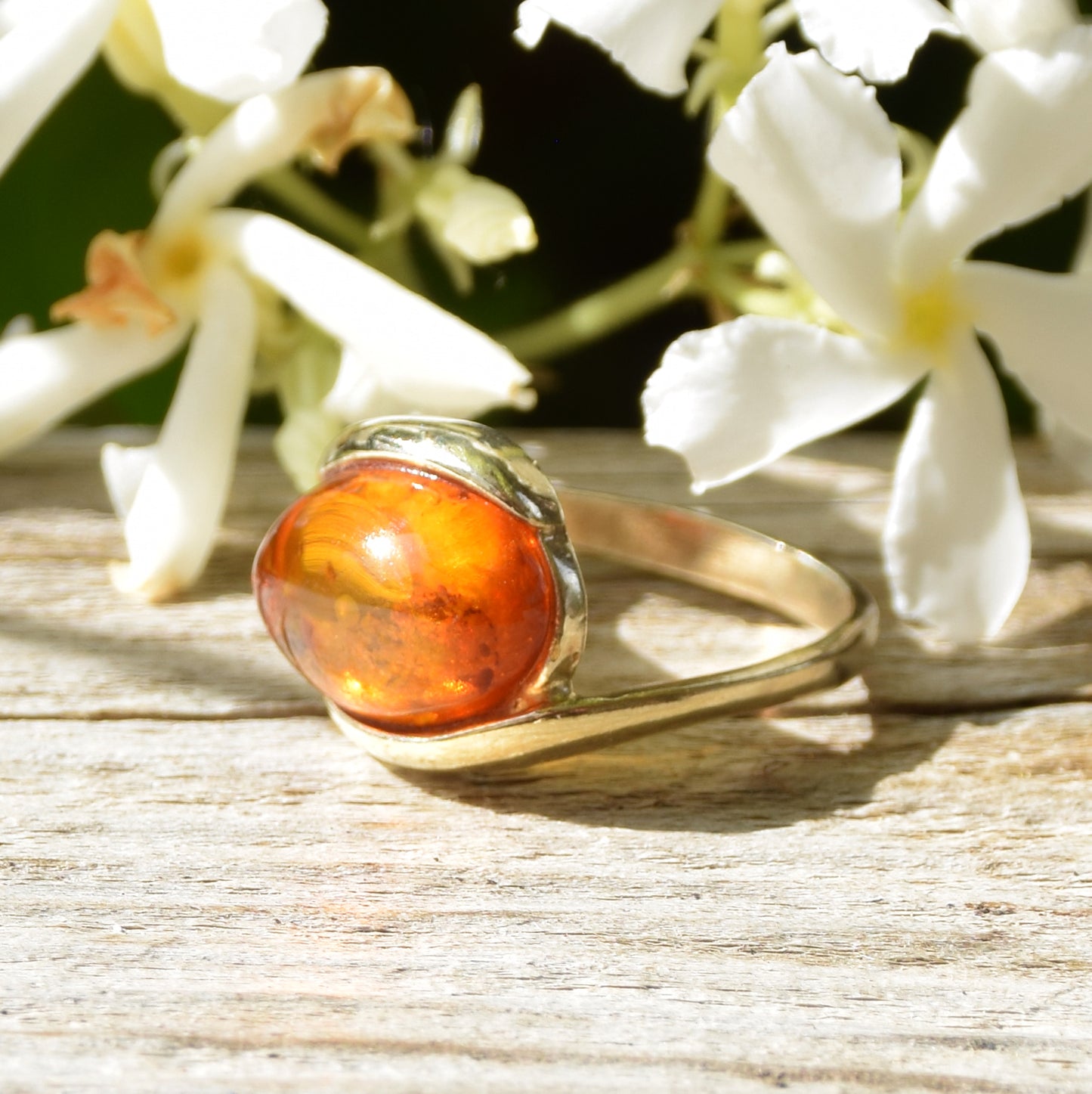 Anello a fascia in stile essenziale creato con Ambra naturale color cognac e Argento placcato in Oro 18k, MJ Baltica, BZP033