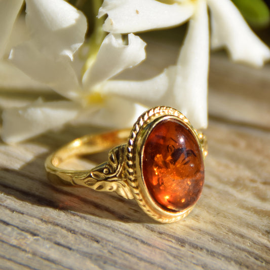 Classic oval ring in vintage style made with natural cognac-colored Amber and 18k Gold-plated Silver, MJ Baltica, BZP034