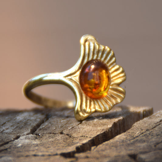Luminous ring with a ginkgo leaf in natural cognac amber and 18k gold-plated silver, MJ Baltica, BZP038