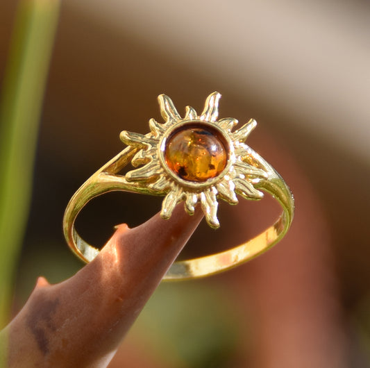 Luminoso anello con sole creato con Ambra cognac naturale e Argento 925 placcato in Oro 18k, MJ Baltica, BZP042