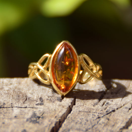 Bright band ring with triskele made of natural cognac-colored Amber and 18k Gold-plated Silver, MJ Baltica, BZP044