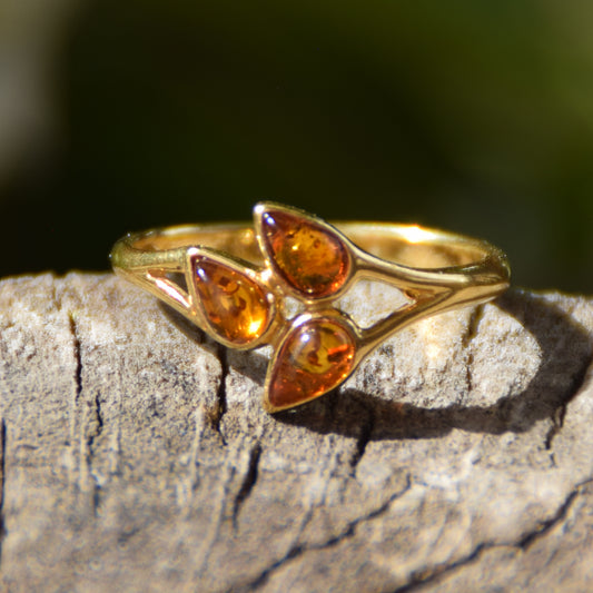 Delicate ring with a luminous floral design crafted from natural cognac-colored Amber and 18k Gold-plated Silver, MJ Baltica, BZP045